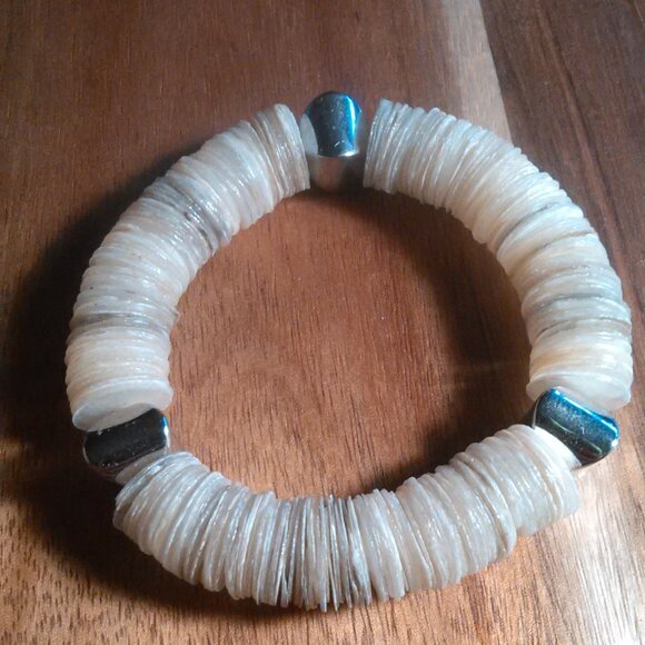 White Color Shell Stretch Bracelet - Picture 2 of 10